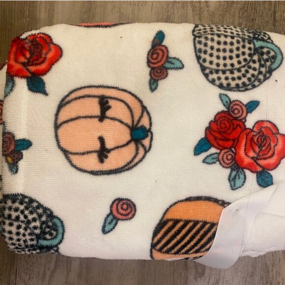 Betsey johnson fall hand towel - Picture 2 of 2